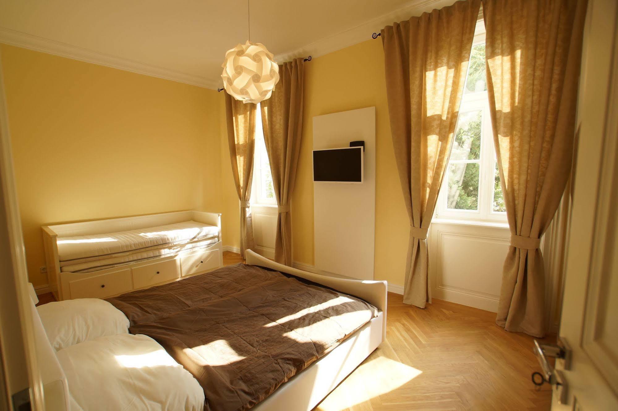 Imperial Apartments Schoenbrunn - Contactless Check-In Wenen Buitenkant foto